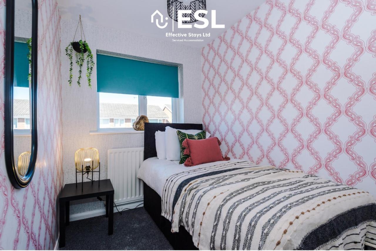 3 Bedroom House With Garden And Driveway Parking - Less Than 10 Mins From Chester City Centre Extérieur photo